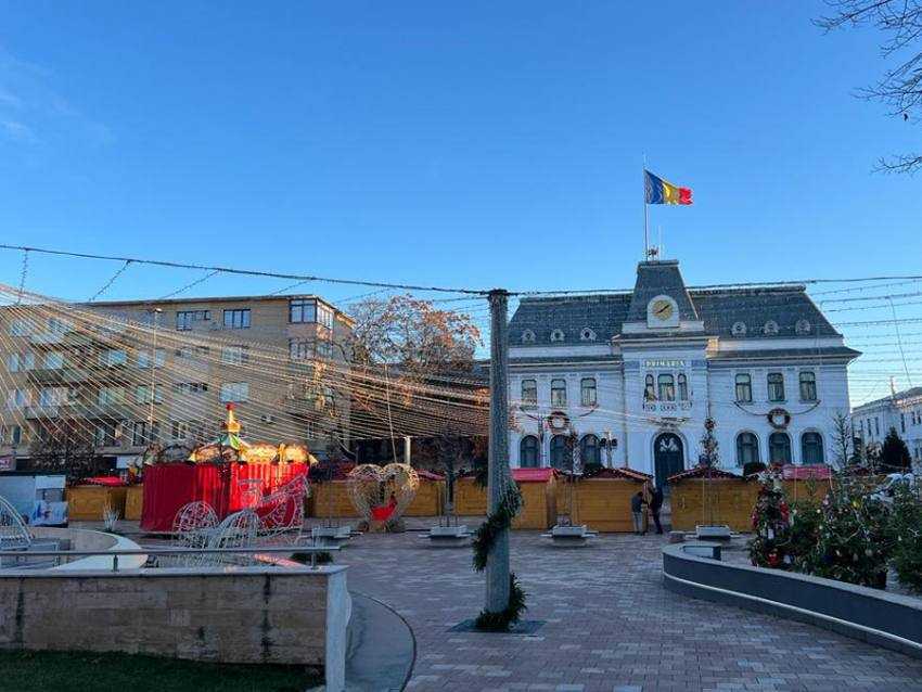 Ultimele pregătiri. Târgul de Crăciun se deschide la Pitești vineri 2 piata primariei pregatiri1 - Ultimele pregătiri. Târgul de Crăciun se deschide la Pitești vineri