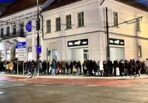 carturesti 610x425 1 - Coadă de sute de metri la deschiderea unei librării