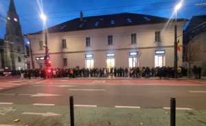 coada sute persoane carti gratis cluj napoca 872621 - Coadă de sute de metri la deschiderea unei librării