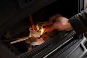 vjfgutedgney 169873913245wq9j0 - Un bărbat de 71 de ani a ajuns la spital cu arsuri grave, după ce a încercat să aprindă focul în sobă