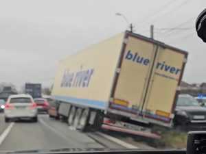 ea2e7d52 1315 40d8 baa3 c3a73dc4d056 - Atenție, șoferi! TIR defect pe DN 7
