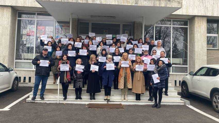Protest spontan la Direcția de Sănătate Publică din Argeș 1 30235a74 d92e 4dc7 b27b 9adfbbeb28b4 - Protest spontan la Direcția de Sănătate Publică din Argeș