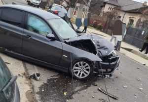 531b027e f103 4fa8 af7b 0381966c2836 - Mioveni: A intrat cu mașina într-un stâlp! Un minor a fost rănit