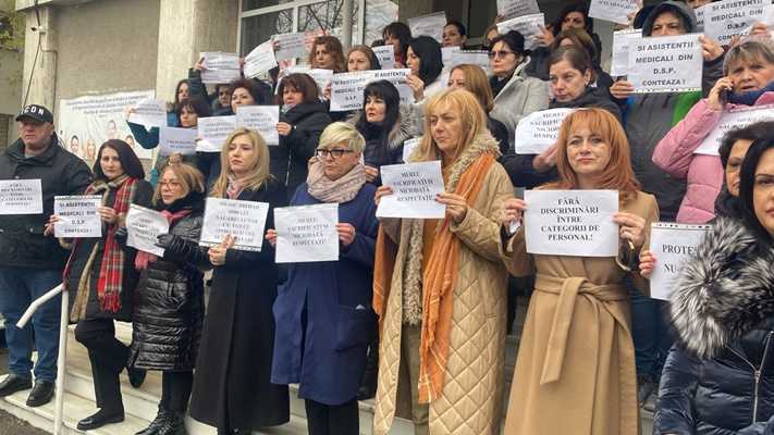 Protest spontan la Direcția de Sănătate Publică din Argeș 2 ab1e5301 5adf 4d58 aea2 b812ff9f8de1 - Protest spontan la Direcția de Sănătate Publică din Argeș