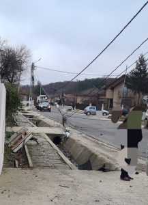 Mioveni: A intrat cu mașina într-un stâlp! Un minor a fost rănit 2 ede5bdf7 30c2 4bc4 91a0 2920eeda44df - Mioveni: A intrat cu mașina într-un stâlp! Un minor a fost rănit