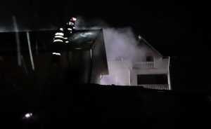 Incendiu de proporții într-o gospodărie din Poiana Lacului 1 Incendiu Poiana Lacului - Incendiu de proporții într-o gospodărie din Poiana Lacului