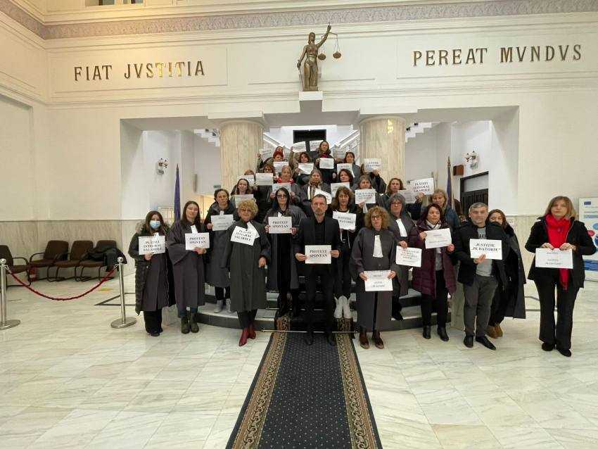 Activitatea instanţelor, paralizată. Protest spontan al grefierilor! 2 b1cd27e1 f6d4 40da 8212 38dd1ef7b2d3 - Activitatea instanţelor, paralizată. Protest spontan al grefierilor!