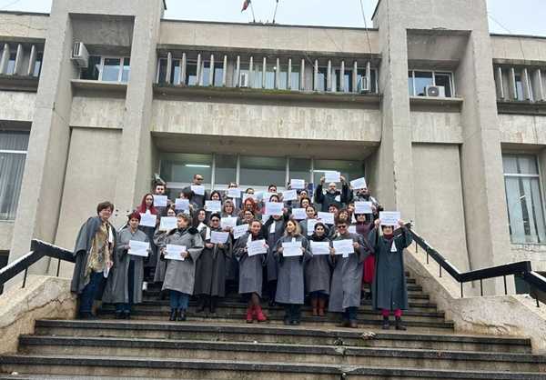 Activitatea instanţelor, paralizată. Protest spontan al grefierilor! 1 d57e8d73 5b1b 42ac 84a4 b30ef55e6158 - Activitatea instanţelor, paralizată. Protest spontan al grefierilor!