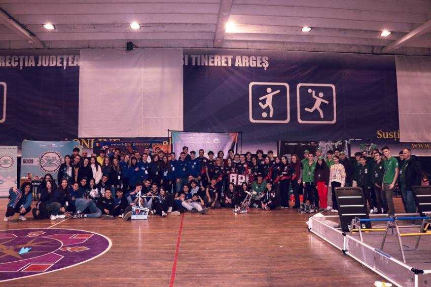 TehnoZ- echipa de robotică a Colegiului Național ”Zinca Golescu” - locul I, la Meets League CHROMAFUSION! 1 Sursă foto: Facebook Colegiul National Zinca Golescu.