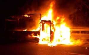 Trafic oprit pe DN 7! Un autocamion a luat foc 9 whatsapp image 2023 12 11 at 18 54 11 - Trafic oprit pe DN 7! Un autocamion a luat foc