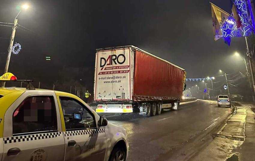 Accident la Mărăcineni! TIR rămas suspendat 2 c2553f44 2854 4307 8aaa 5c13a9c61a2b - Accident la Mărăcineni! TIR rămas suspendat