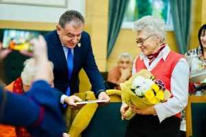 Primăria Pitești a premiat 91 de cupluri cu peste 50 ani de căsătorie 10 Sursă foto: Facebook Cristian Gentea.