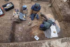 Descoperiri arheologice pe traseul Drumului Expres Pitești-Craiova. Mormânt tumular preistoric situat în Căteasca 1 Sursă foto: Muzeul Județean Argeș.