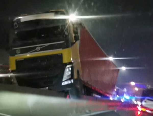 Accident la Mărăcineni! TIR rămas suspendat 1 df7ac360 b16f 44db af00 c9b03a33697b - Accident la Mărăcineni! TIR rămas suspendat
