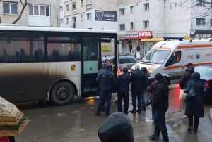 Clipe de coșmar pentru pasagerii unui autobuz din Bârlad. Șoferul a murit la volan 13 sofer autobuz calatori a murit volan barlad autovehicul oprit pasageri 875023 - Clipe de coșmar pentru pasagerii unui autobuz din Bârlad. Șoferul a murit la volan