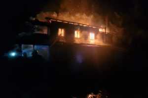 d2df3143 524c 41cd b766 b1f8974a1aad - (VIDEO) Incendiu în Berevoiești! O casă a luat foc din cauza instalației de Crăciun