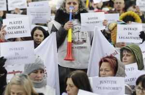 protest grefierilor 1000x560 1 - Azi, timp de 4 ore, activitatea instanțelor de judecată și a parchetelor din toată țara a fost suspendată