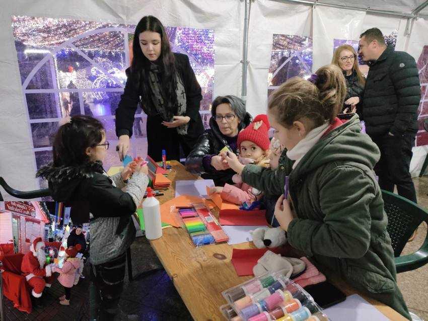 Atelierele de creație vor continua. Târgul de Crăciun de la Mioveni, spectacol de culoare și lumini 1 Sursă foto: Facebook Primăria Orașului Mioveni.
