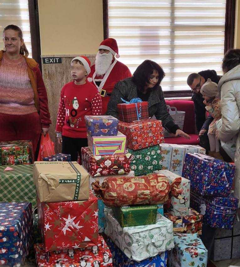 Spectacolul s-a terminat, dar donațiile continuă. ”Zâmbetul Crăciunului" dăruit de copiii speciali cu autism 2 zambet craciun 2 - Spectacolul s-a terminat, dar donațiile continuă. ”Zâmbetul Crăciunului" dăruit de copiii speciali cu autism