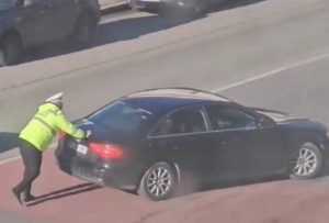 17b67792 d168 4293 aa32 1e8acfe312db - (VIDEO) Gestul unui poliţist din Bascov, devenit viral