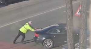 (VIDEO) Gestul unui poliţist din Bascov, devenit viral 2 9bf3a27e a43c 4489 bccc de8a67b36b56 - (VIDEO) Gestul unui poliţist din Bascov, devenit viral