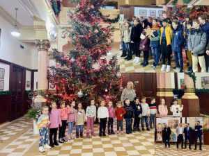 Primăria Pitești vizitată de colindători 23 Sursă foto: Facebook Primăria Municipiului Pitești.