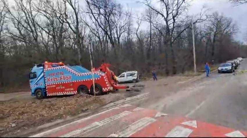 (VIDEO) Argeș: Mașină de mare tonaj, rămasă împotmolită 2 9139279c 4653 4a28 8b25 5809617524bd - (VIDEO) Argeș: Mașină de mare tonaj, rămasă împotmolită