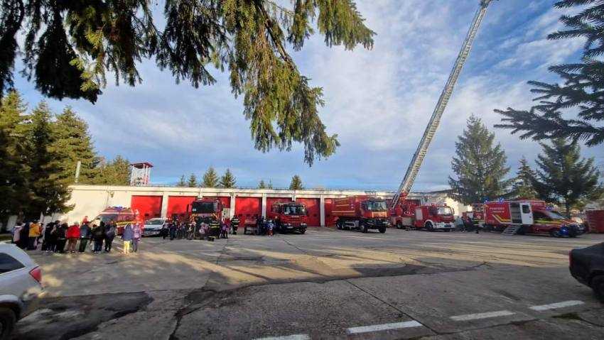 32dbe619 90c1 4180 8e1b 2f0e88230469 - Pompierii argeșeni, “dascăli” la Școala Altfel