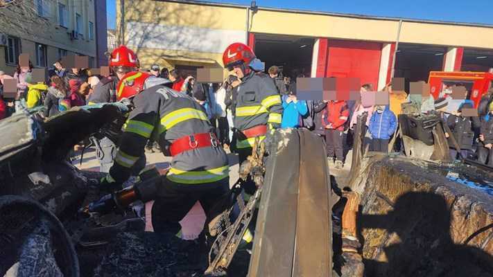 fa6db483 2fc3 44e8 8c84 04bf7b8f46a7 - Pompierii argeșeni, “dascăli” la Școala Altfel