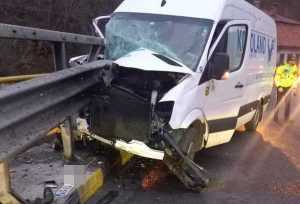 Accident pe DN 7. Beat, un șofer de 38 de ani a intrat cu microbuzul într-un cap de pod 28 2023 12 22 0 1 accident pe valea oltului 6403 1 - Accident pe DN 7. Beat, un șofer de 38 de ani a intrat cu microbuzul într-un cap de pod