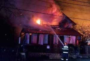 incendiu casa noapte flacari