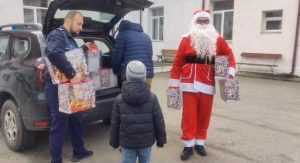 mos craciun - (VIDEO) Cadourile, dar și Moș Crăciun, ,,escortate" de polițiști în Ștefănești
