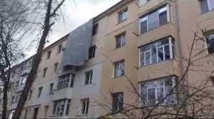 acoperis - (VIDEO) Vântul a zburat tabla de pe acoperișul unui bloc din Pitești!