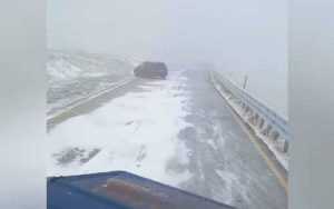 zapda - Un bucureștean a intrat cu mașina pe Transalpina, deși e închisă!