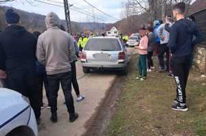 (VIDEO) Accident grav la Păuleasca! Două fetițe, de 3 și 7 ani, spulberate de o mașină 28 bb12d58c 128a 4307 9ff7 bad2854ff205 - (VIDEO) Accident grav la Păuleasca! Două fetițe, de 3 și 7 ani, spulberate de o mașină