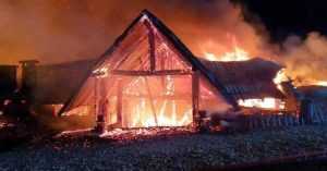 Incendiu devastator la pensiunea Ferma Dacilor. A fost găsită a şaptea victimă, un minor 1 incendiu Ferma Dacilor