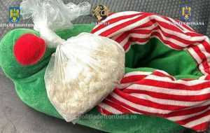 1703661313315 19567 S4 - Tânăr de 19 ani, prins de polițiștii de frontieră cu droguri ascunse într-o pereche de papuci de casă