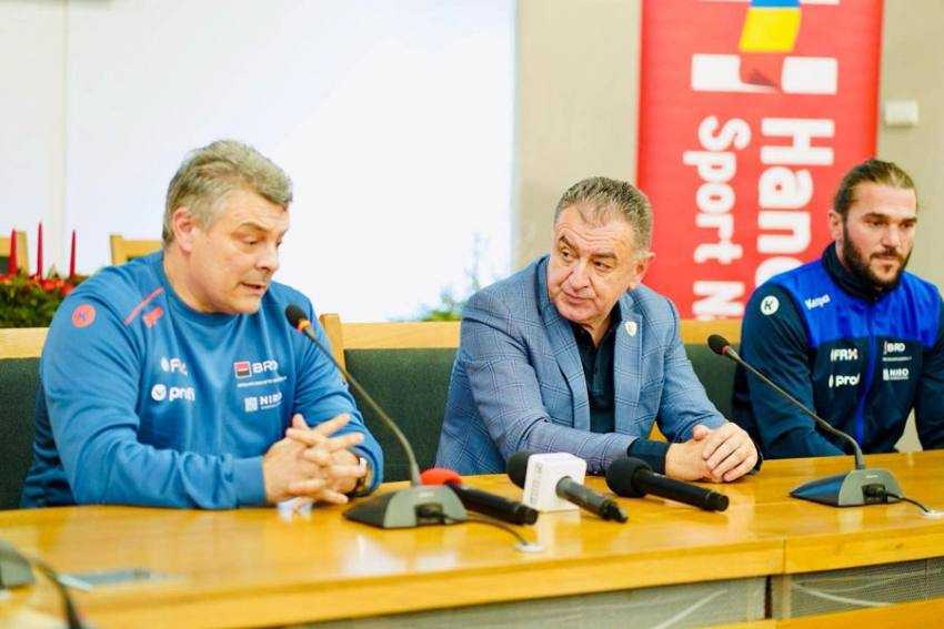 Jucǎtorii Naționalei de handbal masculin revin la Pitești Arena 1 Sursă foto: Facebook Cristian Gentea