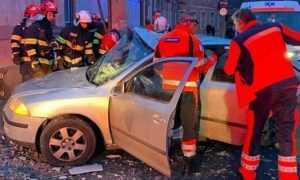 MCZoPTQ0MCZoYXNoPTEyY2JlYTFmZDVhYjcyZWJhODllNWVlZjU4ZjMzMWJl.thumb - Accident grav provocat de un tânăr de 23 de ani cu permisul suspendat. A intrat cu mașina în stâlp