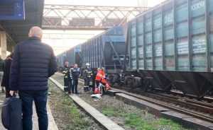 Un copil de 14 ani a ajuns la spital, după ce s-a urcat pe un tren să facă poze și s-a electrocutat 1 accident gara 1 768x471 1 - Un copil de 14 ani a ajuns la spital, după ce s-a urcat pe un tren să facă poze și s-a electrocutat