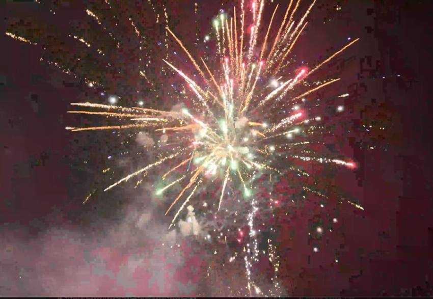 (Video) Puhoi de lume în Piața Primăriei. Revelion 2024 cu Clejanii! 2 artificii - (Video) Puhoi de lume în Piața Primăriei. Revelion 2024 cu Clejanii!