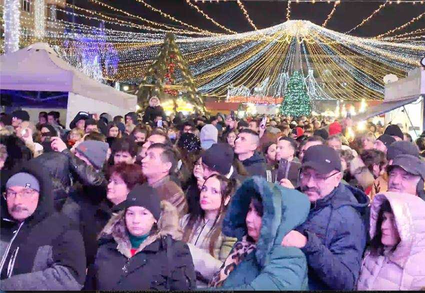 (Video) Puhoi de lume în Piața Primăriei. Revelion 2024 cu Clejanii! 1 puhoi de lume - (Video) Puhoi de lume în Piața Primăriei. Revelion 2024 cu Clejanii!