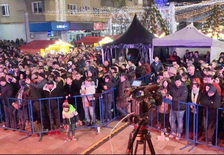 (Video) Puhoi de lume în Piața Primăriei. Revelion 2024 cu Clejanii! 3 spectacol centru - (Video) Puhoi de lume în Piața Primăriei. Revelion 2024 cu Clejanii!