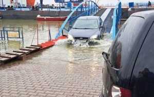 img - Maşinile trec prin apă ca să poată urca pe bacul de la Galaţi