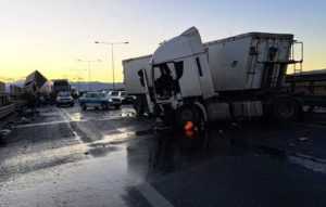 PTc4MCZoPTQ0MCZoYXNoPWRkN2I5Y2VmNjZlOTg5ODYwZGUxNDI0NzAxYjQyYmVh.thumb - Accident grav pe A1! Impact între două TIR-uri și o camionetă