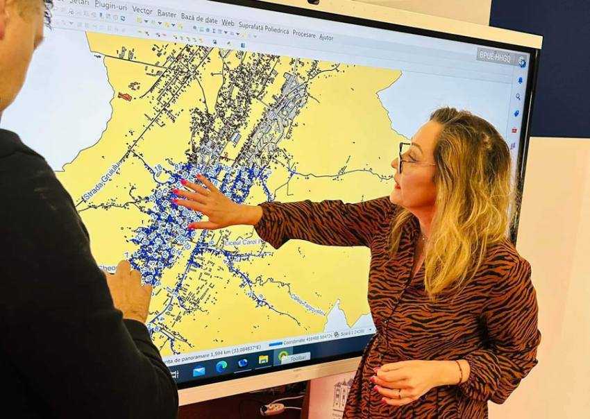 Elena Lasconi la campulungt retea de gaze Sursă foto: Facebook Elena Lasconi alege Campulung Muscel.