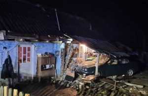 A intrat cu mașina în curtea unei gospodării din Mihăești 2 da0fd4c1 8088 4150 9126 f15afa3e483b - A intrat cu mașina în curtea unei gospodării din Mihăești