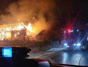 incendiu 1 e1704748021280 - Casă înghițită de flăcări pe o suprafață de 100mp, în Argeș! Un bărbat este grav rănit!