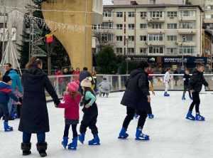 În Piața Milea din Pitești. Patinoarul ecologic rămâne deschis până la 1 martie 2024! 18 Sursă foto: Facebook Primăria Municipiului Pitești