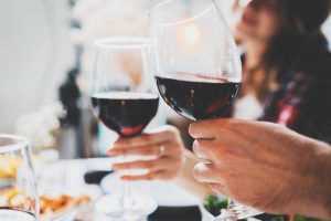 Mai mulți elevi de clasa a V-a au băut vin la școală, după ce au fost "cinstiți" de o colegă! 13 vin - Mai mulți elevi de clasa a V-a au băut vin la școală, după ce au fost "cinstiți" de o colegă!